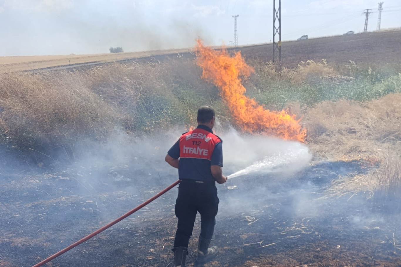 Adıyaman'da ekin ve saman yangınları kontrol altına alındı
