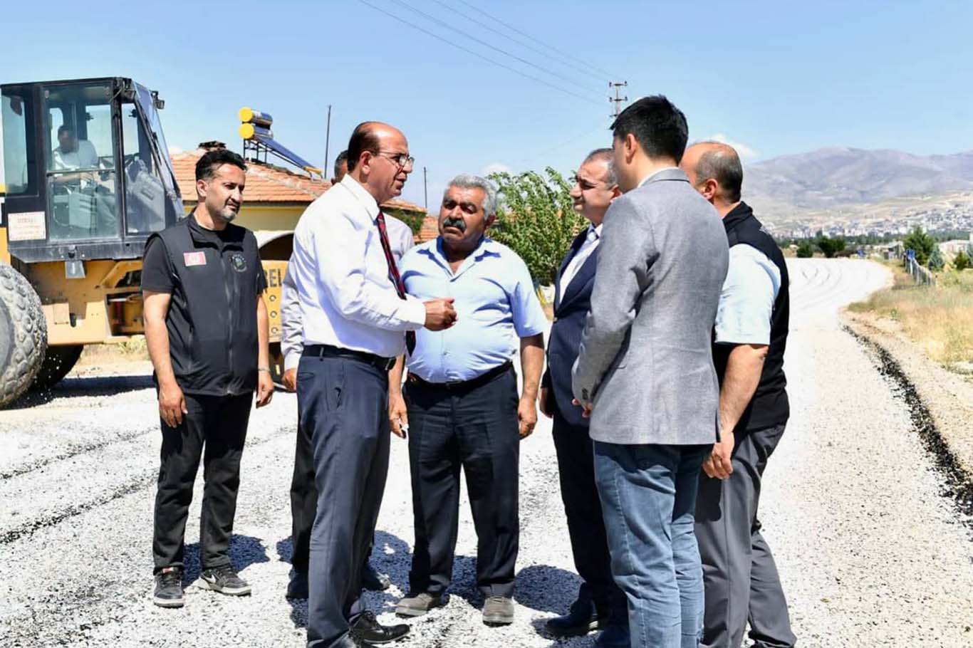 Yeşilyurt Belediyesi, kırsal mahallelerde yol çalışmalarını sürdürüyor