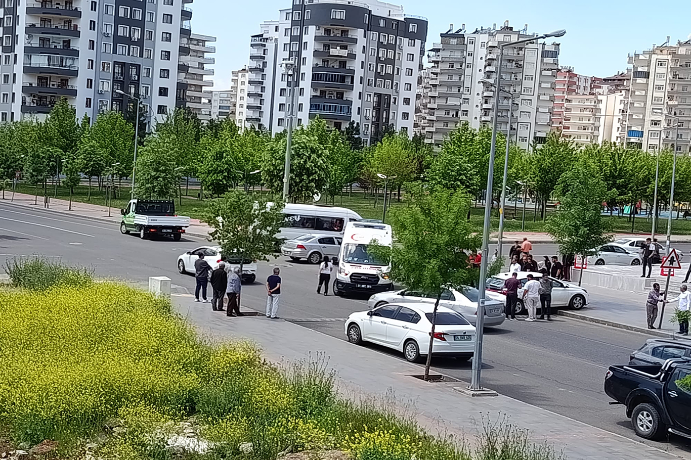 Diyarbakır'da tehlike saçan kavşak: Mahalleli trafik ışığı talep ediyor