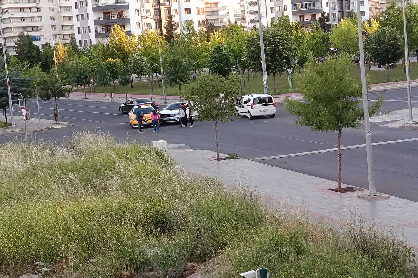 Diyarbakır'da tehlike saçan kavşak: Mahalleli trafik ışığı talep ediyor