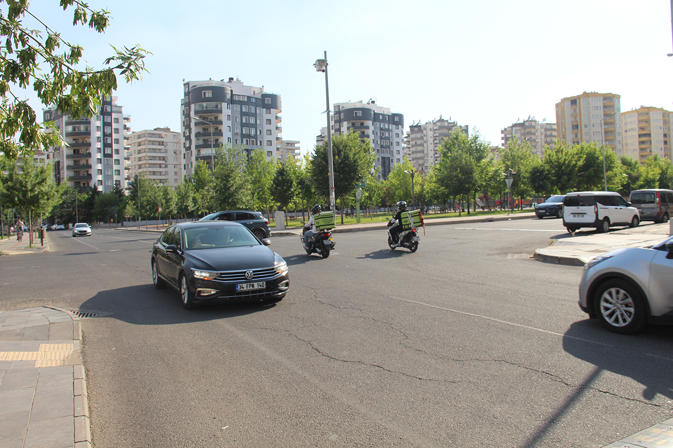 Diyarbakır'da tehlike saçan kavşak: Mahalleli trafik ışığı talep ediyor