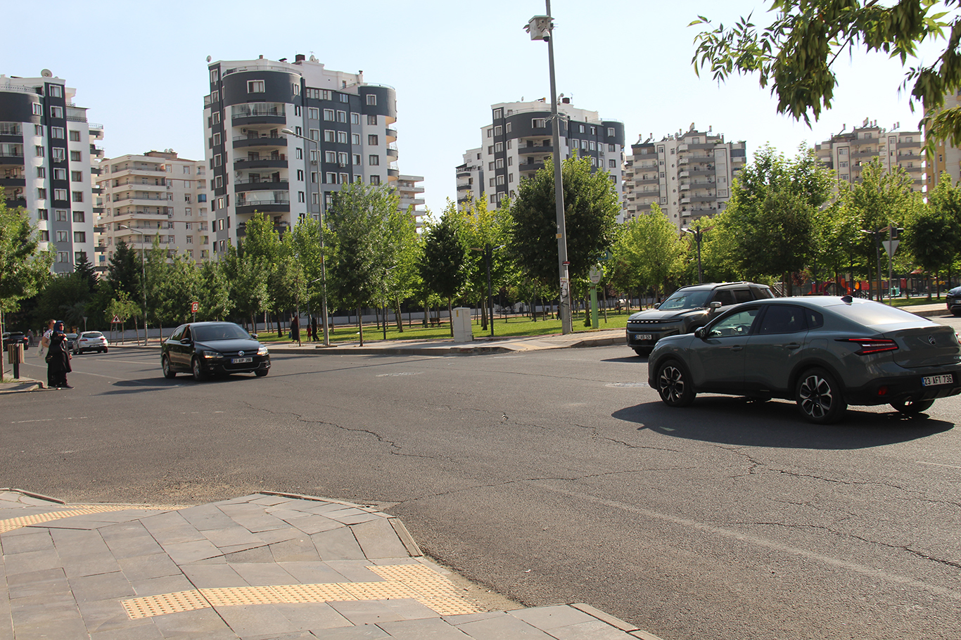 Diyarbakır'da tehlike saçan kavşak: Mahalleli trafik ışığı talep ediyor
