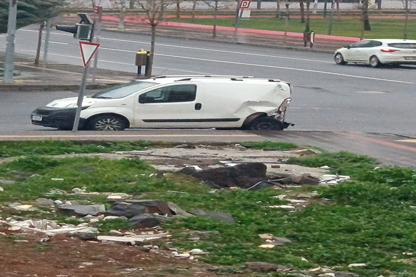 Diyarbakır'da tehlike saçan kavşak: Mahalleli trafik ışığı talep ediyor