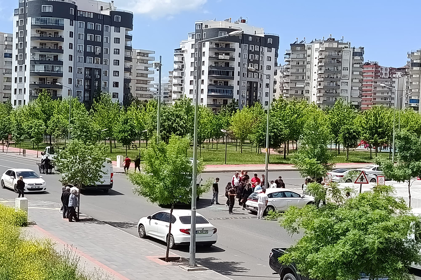 Diyarbakır'da tehlike saçan kavşak: Mahalleli trafik ışığı talep ediyor
