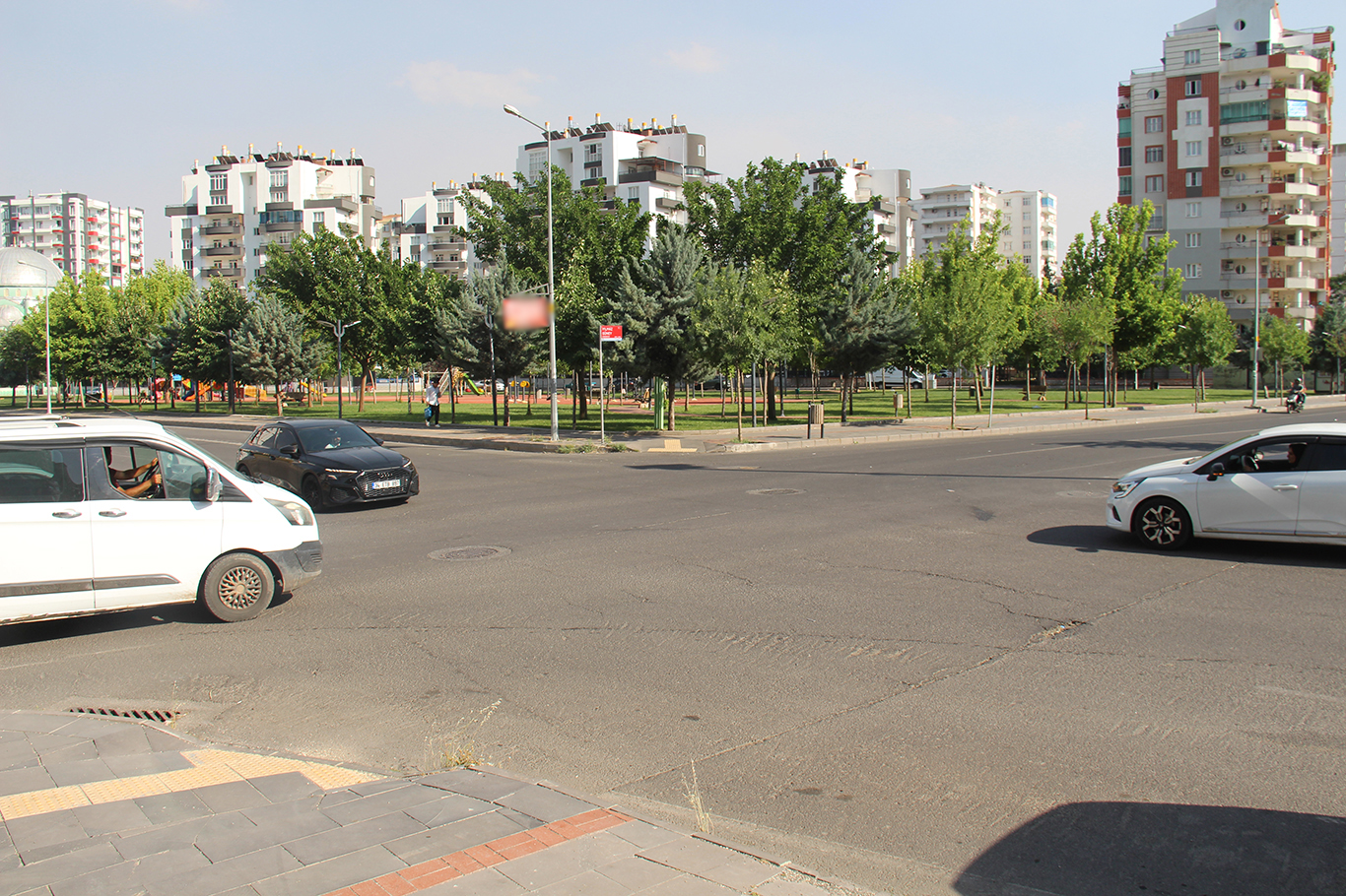 Diyarbakır'da tehlike saçan kavşak: Mahalleli trafik ışığı talep ediyor