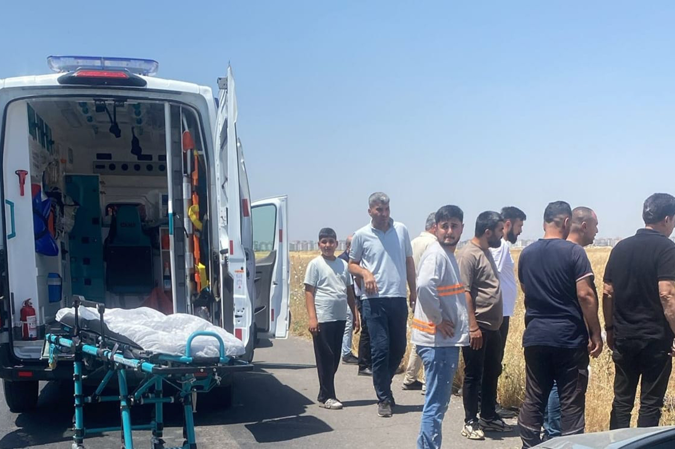 Diyarbakır'da kontrolden çıkan hafif ticari araç takla attı