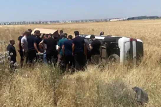 Diyarbakır'da kontrolden çıkan hafif ticari araç takla attı