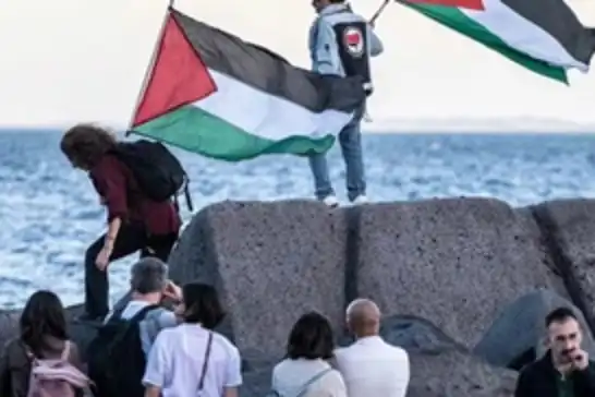 ليبيا تفرج عن 3 نشطاء إيطاليين عقب احتجازهم بسبب دعمهم لغزة