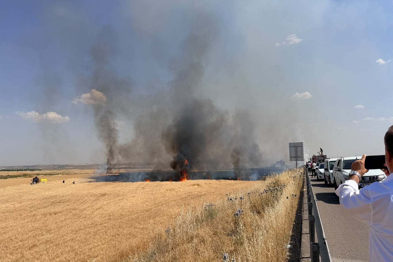 Li Dîyarbekirê agir bi zevî ket û ber bi xanîyan ve diçe