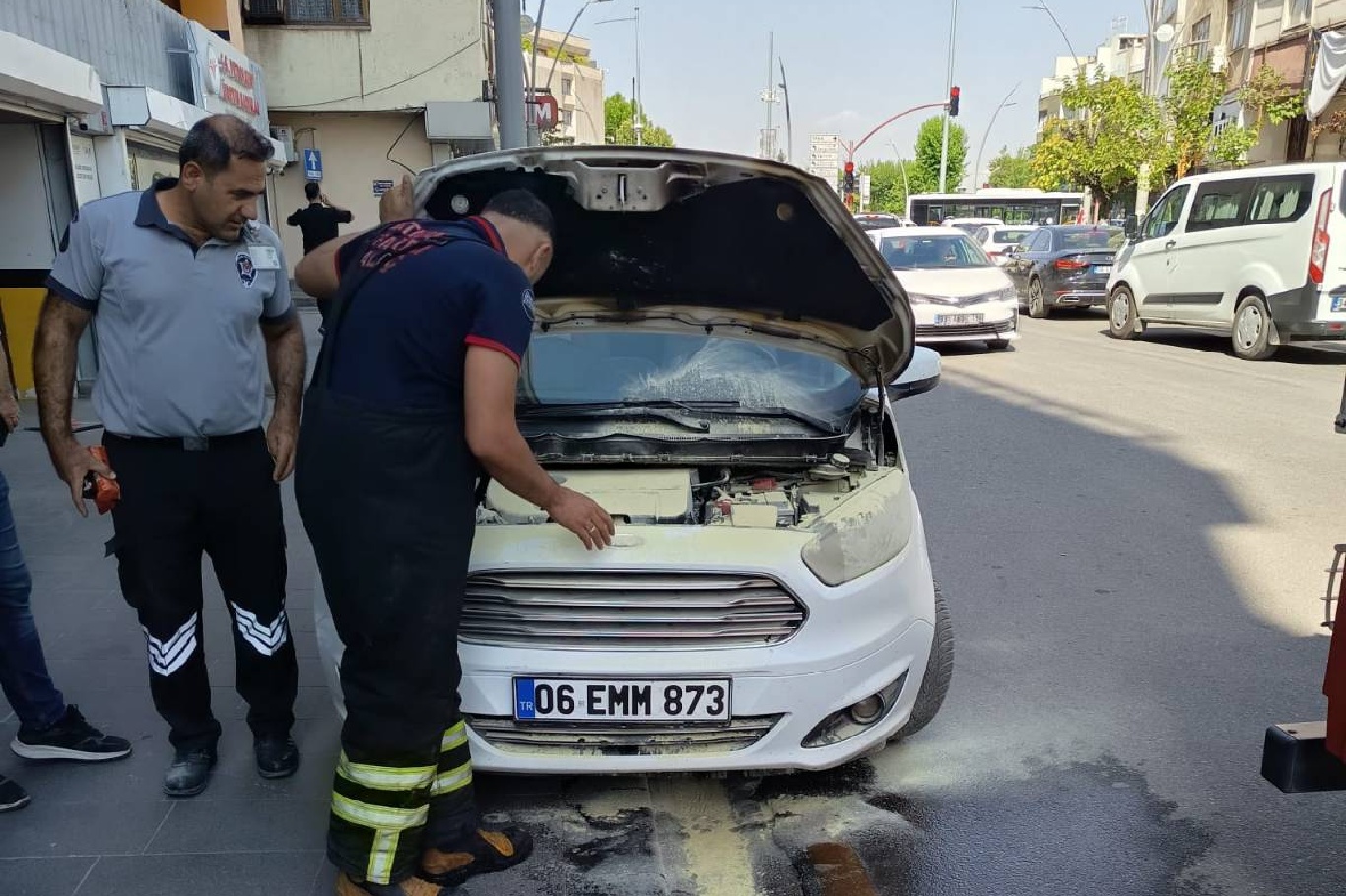Batman'da seyir halindeki hafif ticari araçta yangın paniği