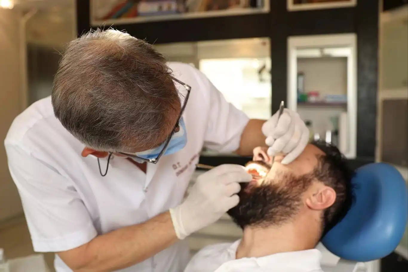Geçmeyen ağız kokusunun nedeni diş sorunları olabilir