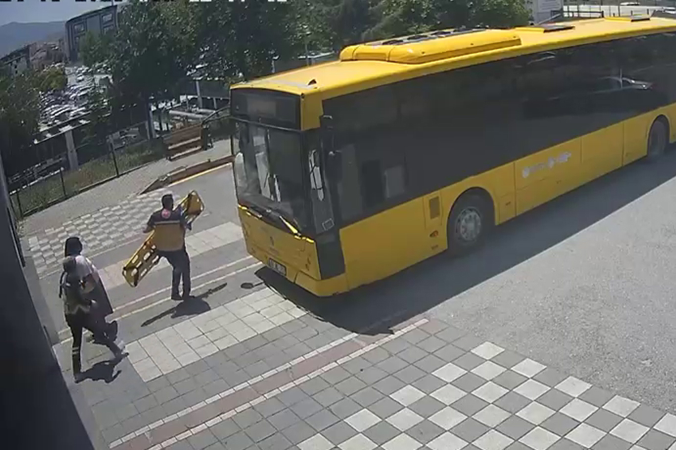 Şoför, kalp krizi geçiren hasta için otobüsü hastaneye sürdü