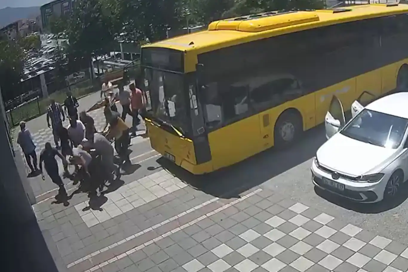 Şoför, kalp krizi geçiren hasta için otobüsü hastaneye sürdü