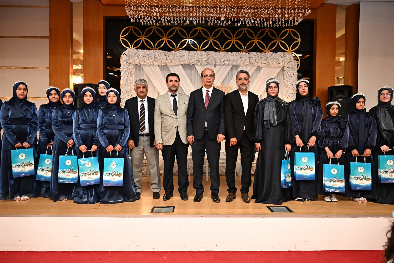 Belediye Başkanı İlhan Geçit: Kur'an'ın rehberliğinde yetişen evlatlarımız yarınlarımızın manevi teminatıdır