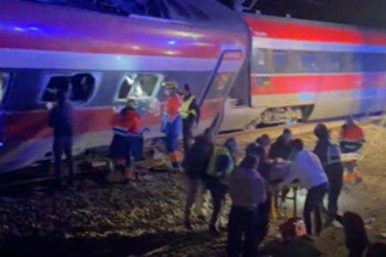 Romanya'da iki tren çarpıştı: 2 yaralı