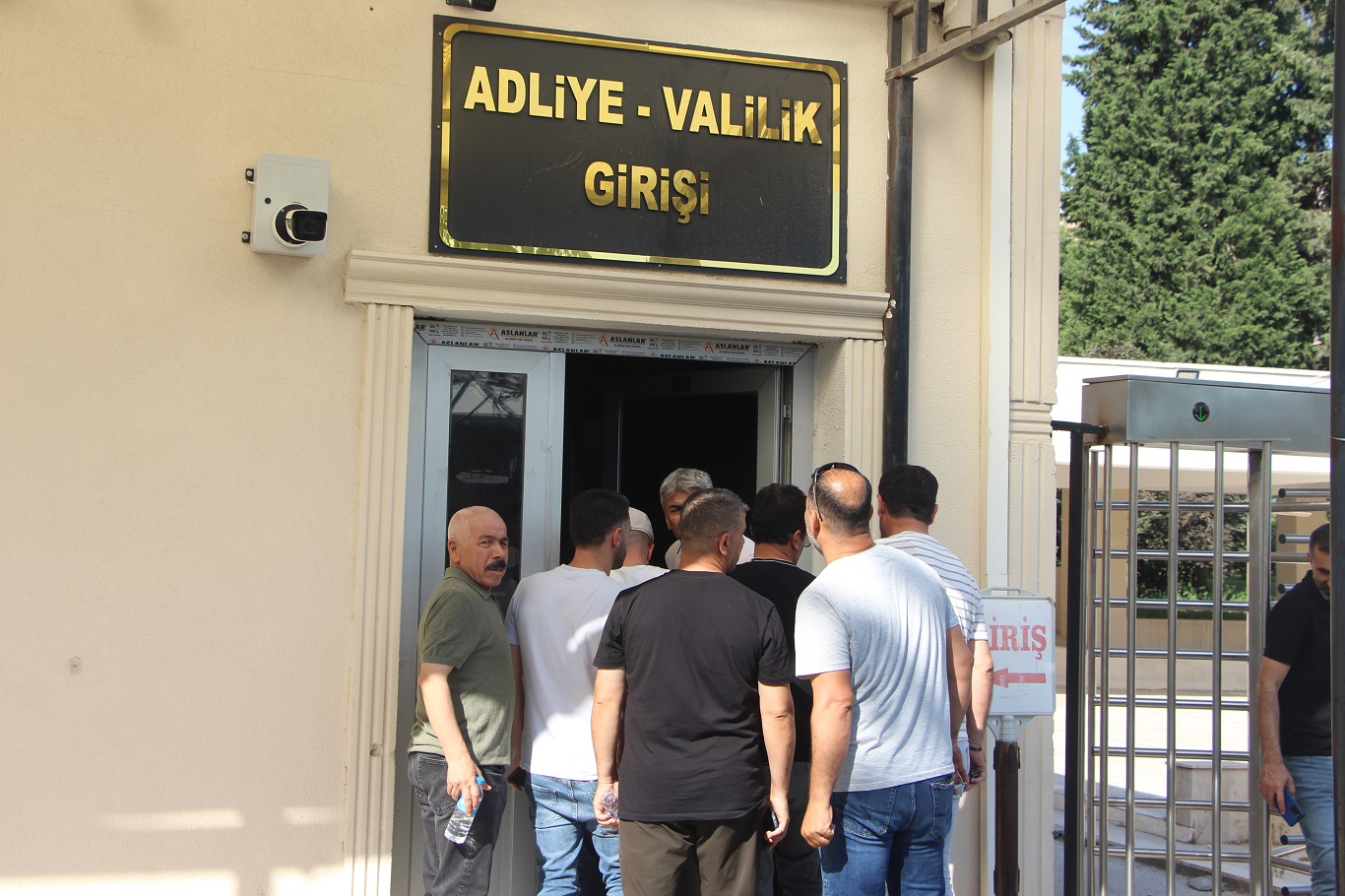 Mardin'de 12 yıldır evlerini bekleyen onlarca aile savcılığa suç duyurusunda bulundu