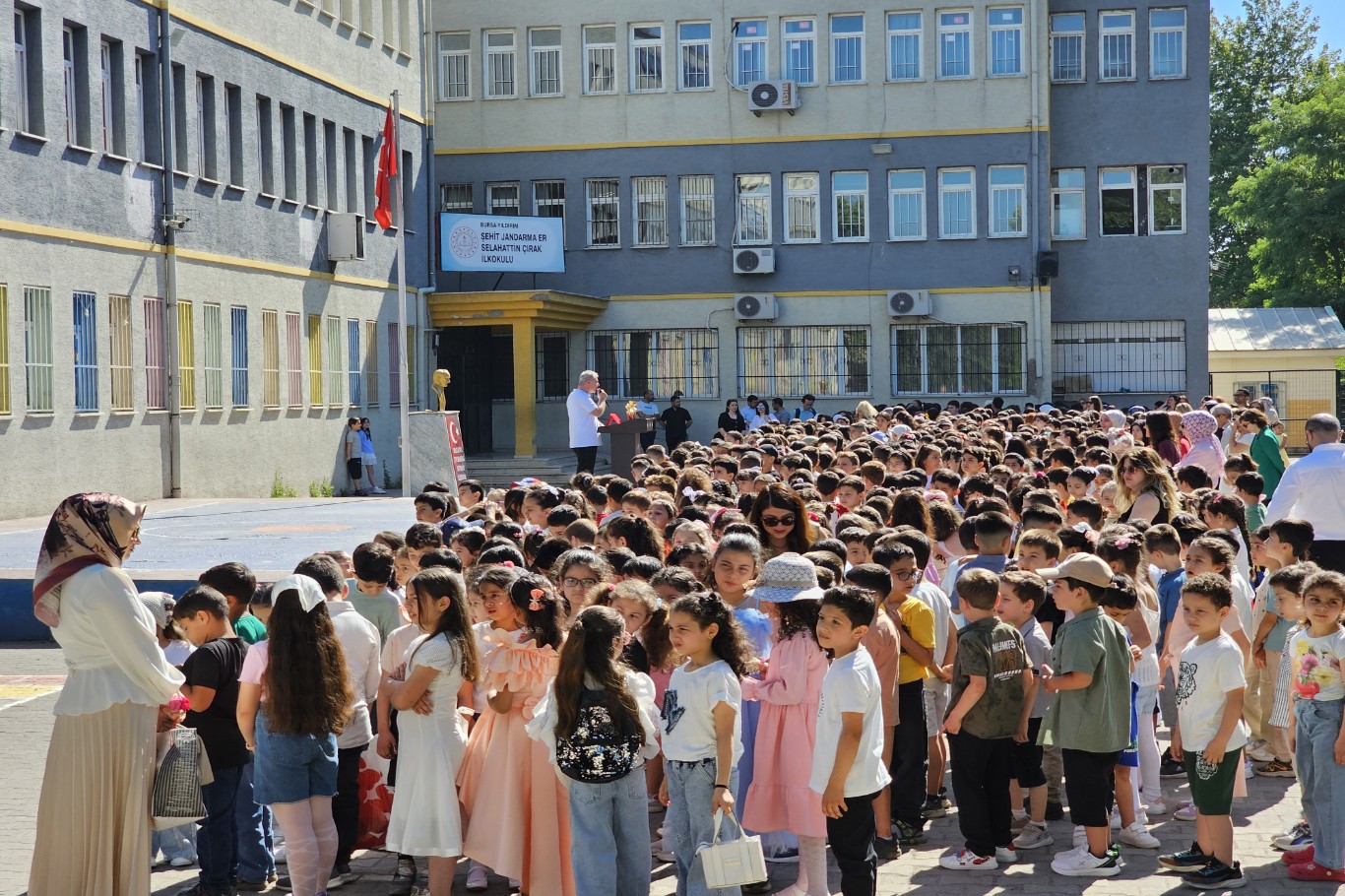 Bursa’da öğrenciler yaz tatiline karne sevinciyle başladılar
