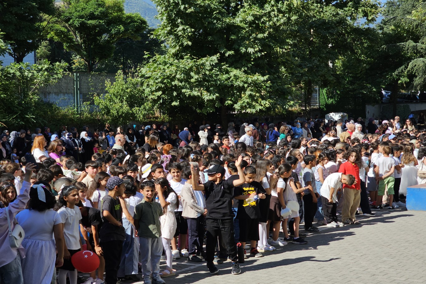 Bursa’da öğrenciler yaz tatiline karne sevinciyle başladılar