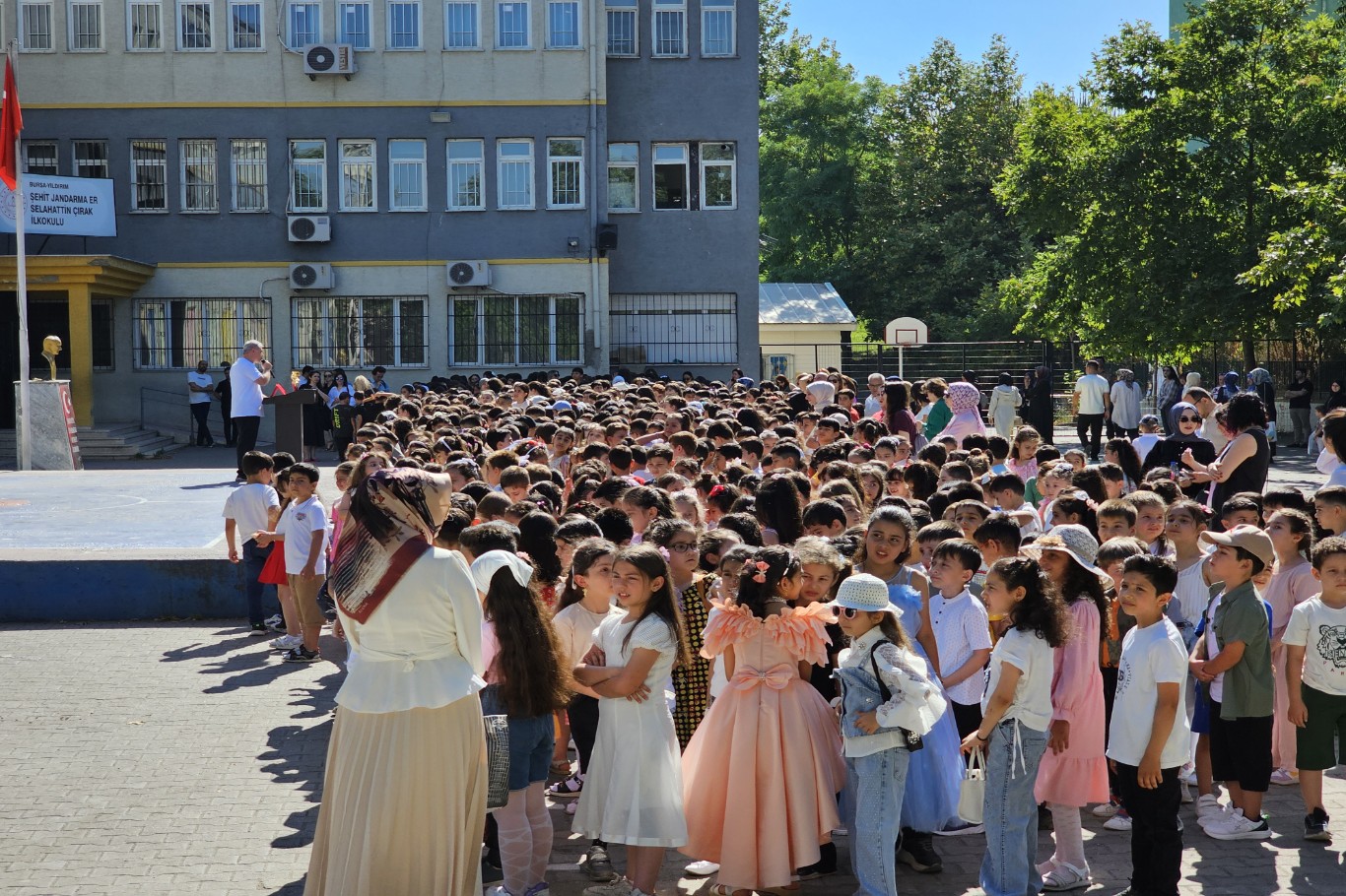 Bursa’da öğrenciler yaz tatiline karne sevinciyle başladılar
