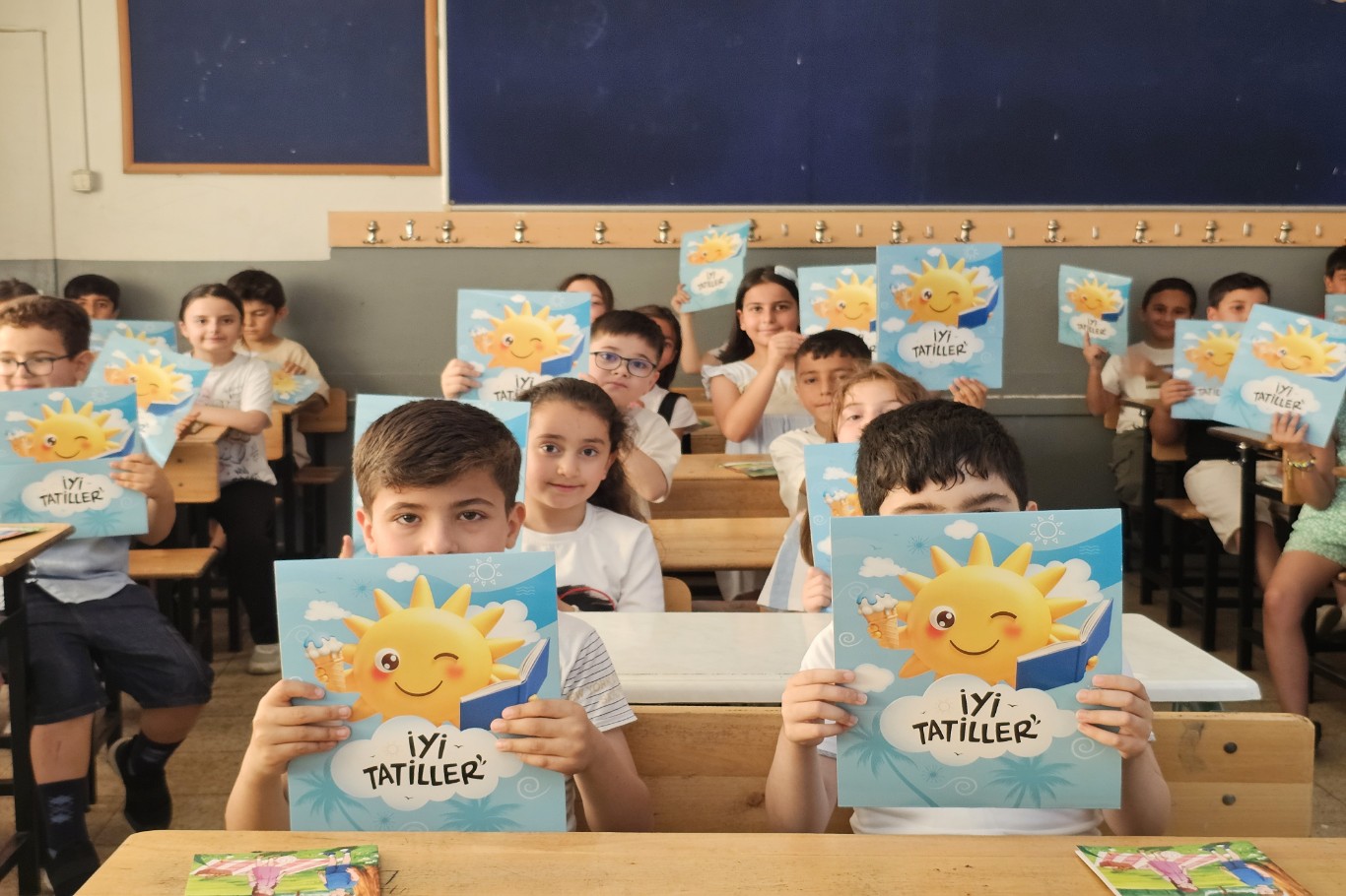 Bursa’da öğrenciler yaz tatiline karne sevinciyle başladılar
