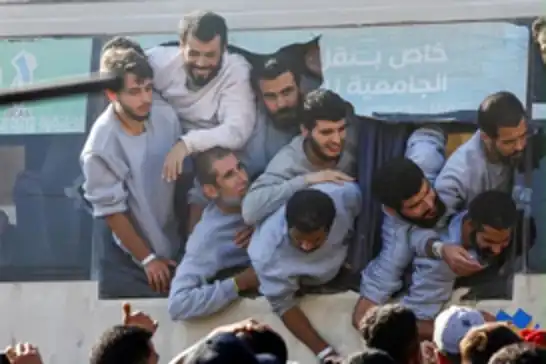 نقل 13 أسيراً فلسطينياً إلى مستشفى بغزة بعد إفراج الاحتلال عنهم