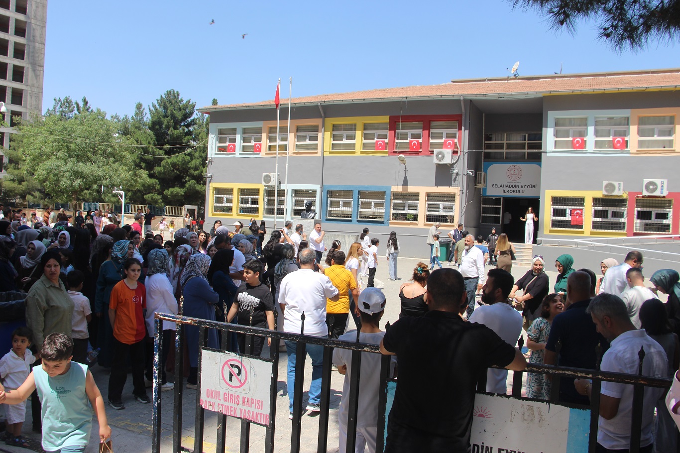 Mardin'de 235 bin öğrenci karnesine kavuştu