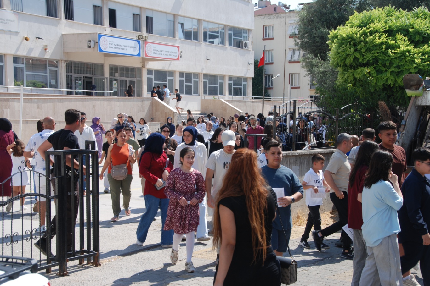 İzmir’de öğrenciler karne heyecanını ve yaz tatili planlarını anlattı