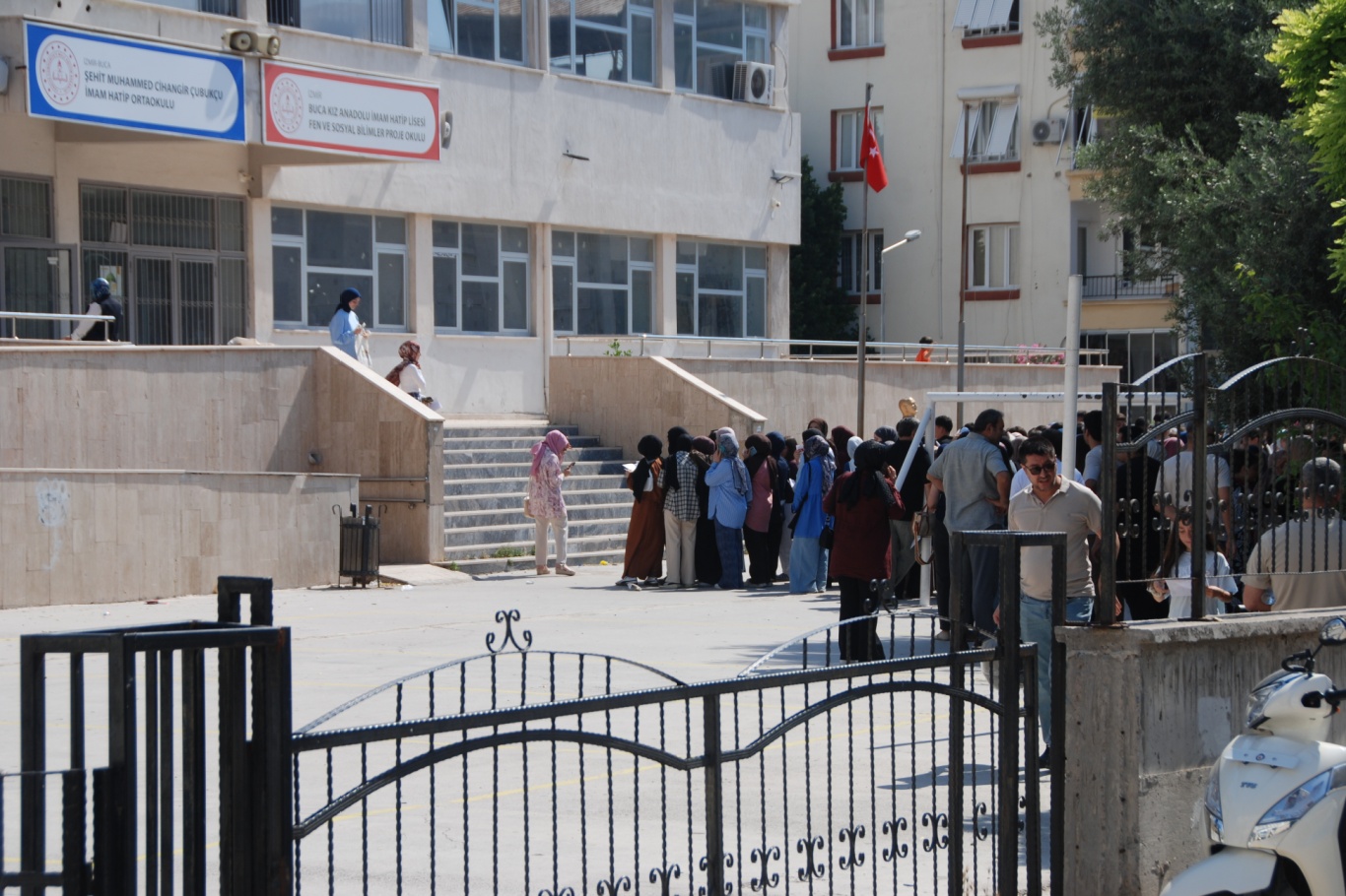 İzmir’de öğrenciler karne heyecanını ve yaz tatili planlarını anlattı