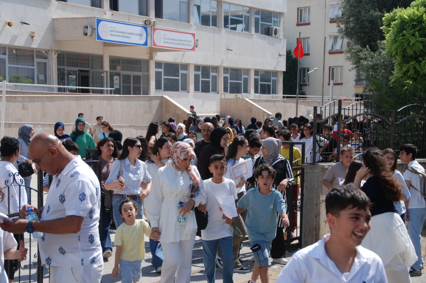İzmir’de öğrenciler karne heyecanını ve yaz tatili planlarını anlattı