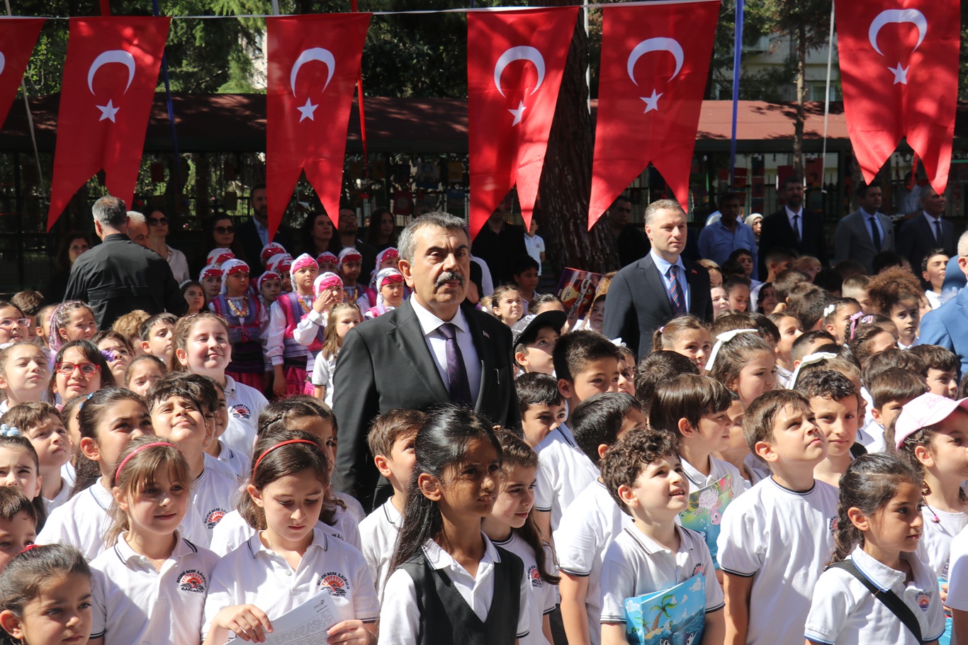 Bakan Tekin'den velilere  yaz aylarında çocuklarına örnek olma çağrısı