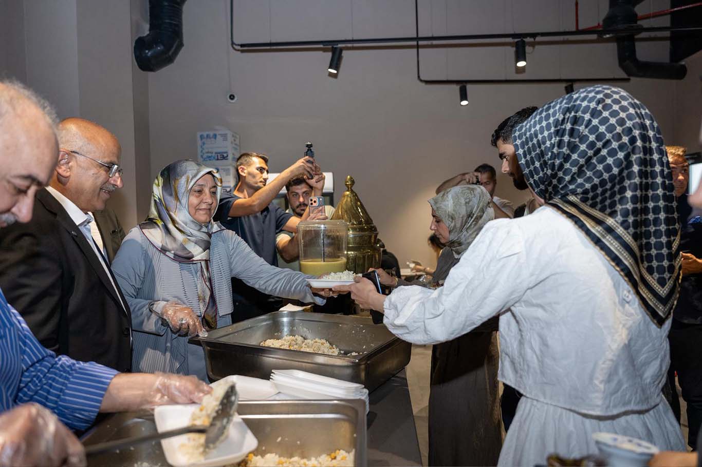 Malatya'da Şehir Kütüphanesi'nde öğrencilere yemek ikramı