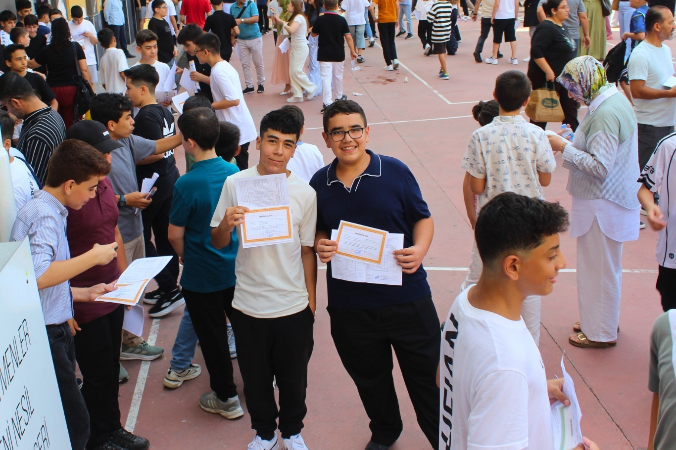 Mersin'de Karne heyecanı: Öğrenciler tatil planlarını ve gelecek hedeflerini anlattı