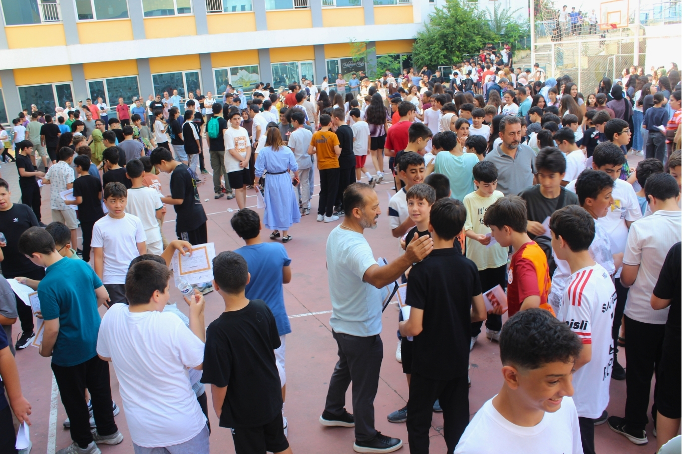 Mersin'de Karne heyecanı: Öğrenciler tatil planlarını ve gelecek hedeflerini anlattı