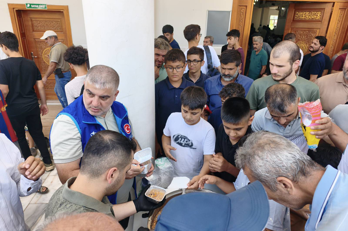 Adıyaman'da aşure ikramı ve kitap dağıtımı