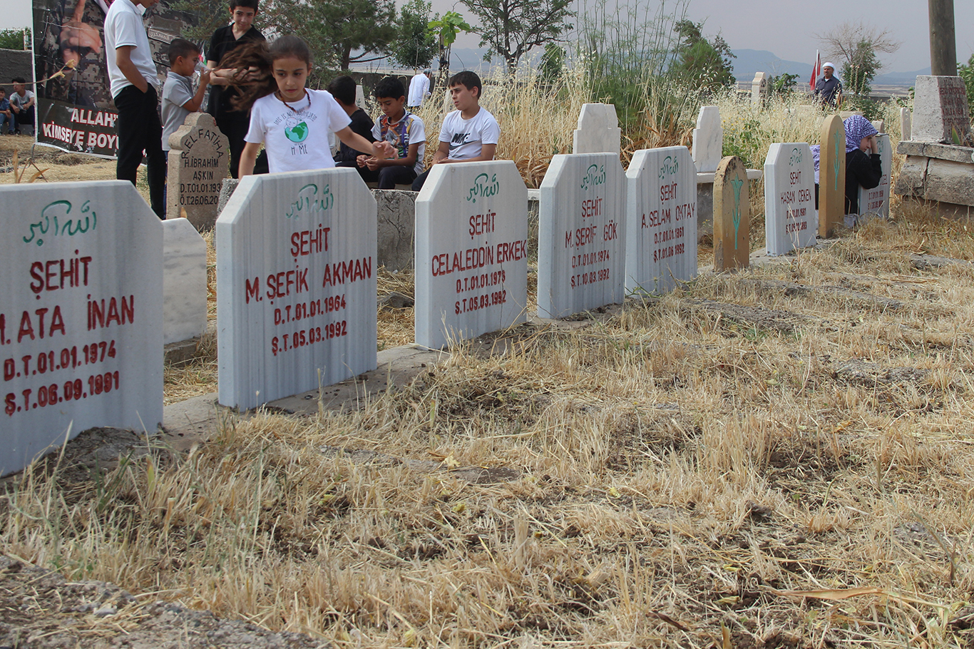 Tepeköy şehitleri kabirleri başında rahmet ile anıldı