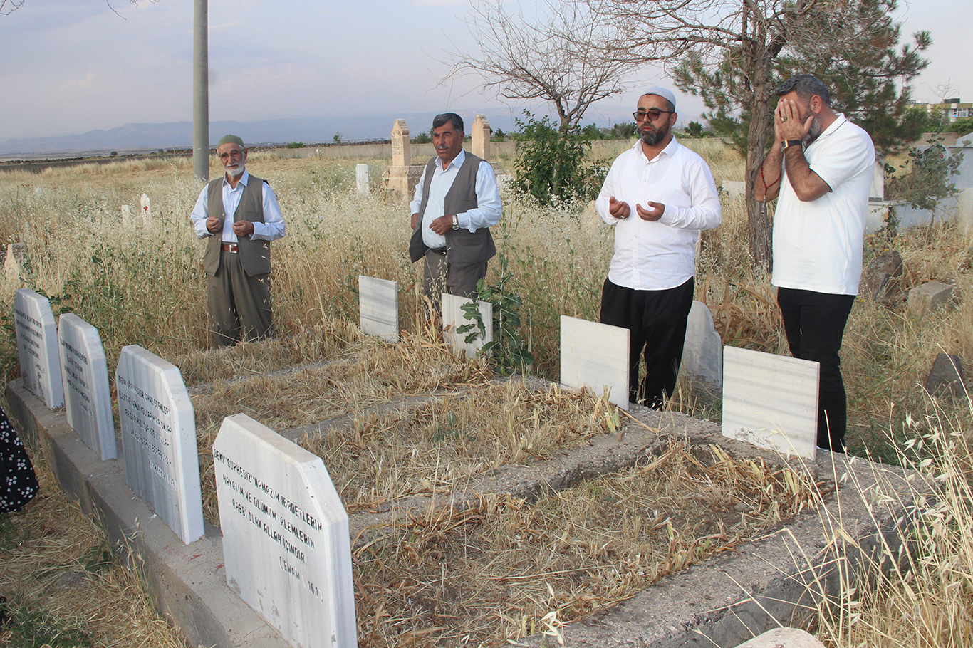 Tepeköy şehitleri kabirleri başında rahmet ile anıldı