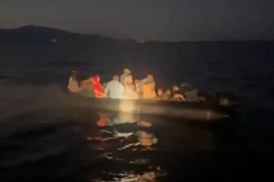 İzmir açıklarında 32 düzensiz göçmen yakalandı