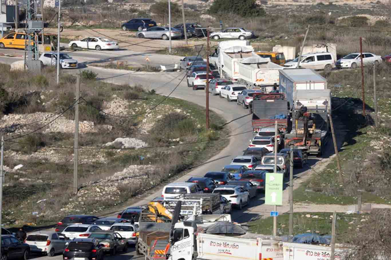 İşgal güçleri Ramallah'ın kuzeybatısındaki bazı girişleri kapattı