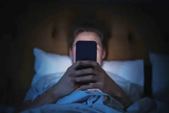 Yatak odasında telefon kullanımı uyku kalitesini düşürüyor