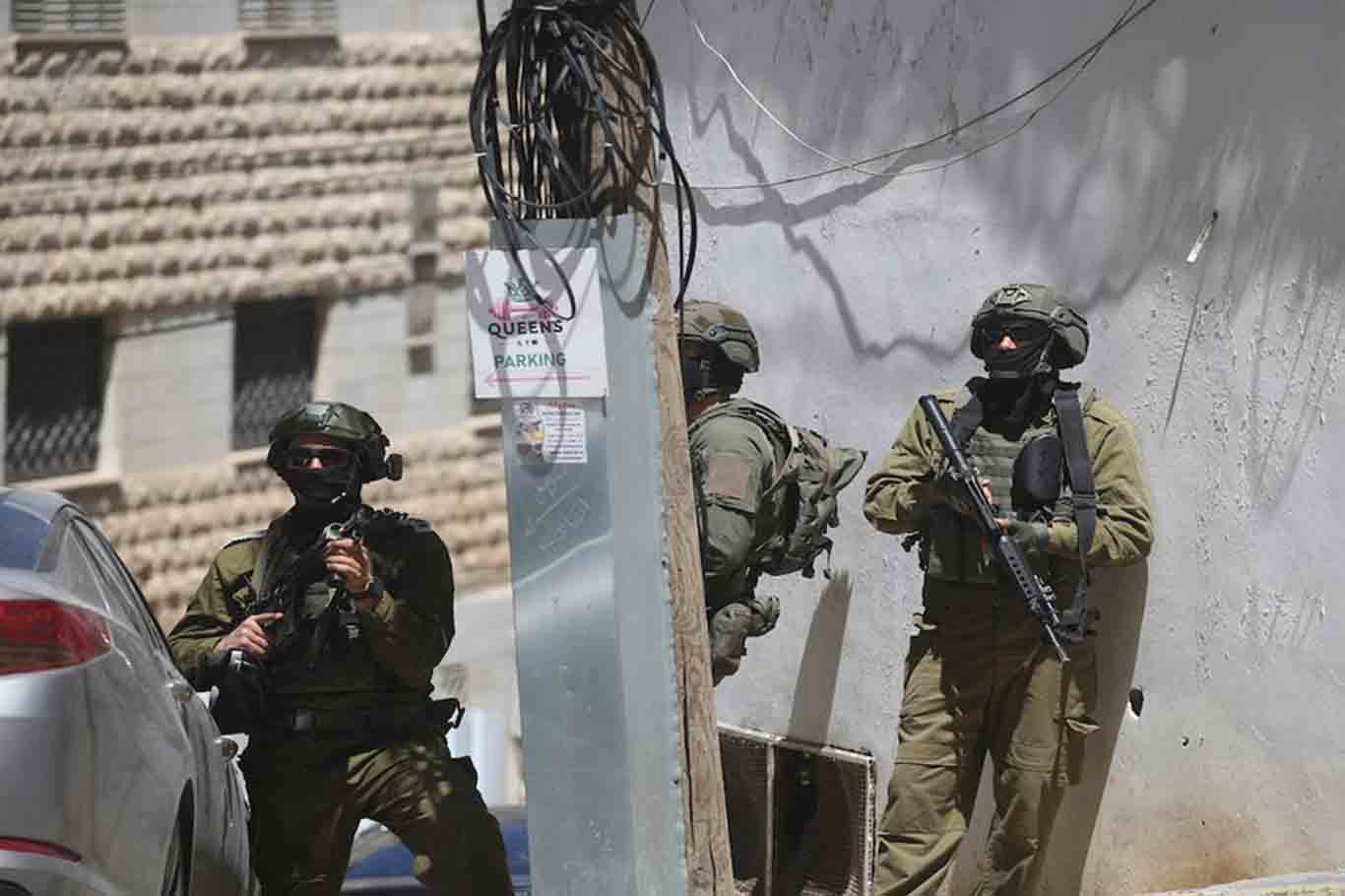 İşgalciler Nablus’ta bir genci esir aldı, bir çocuğu darp etti