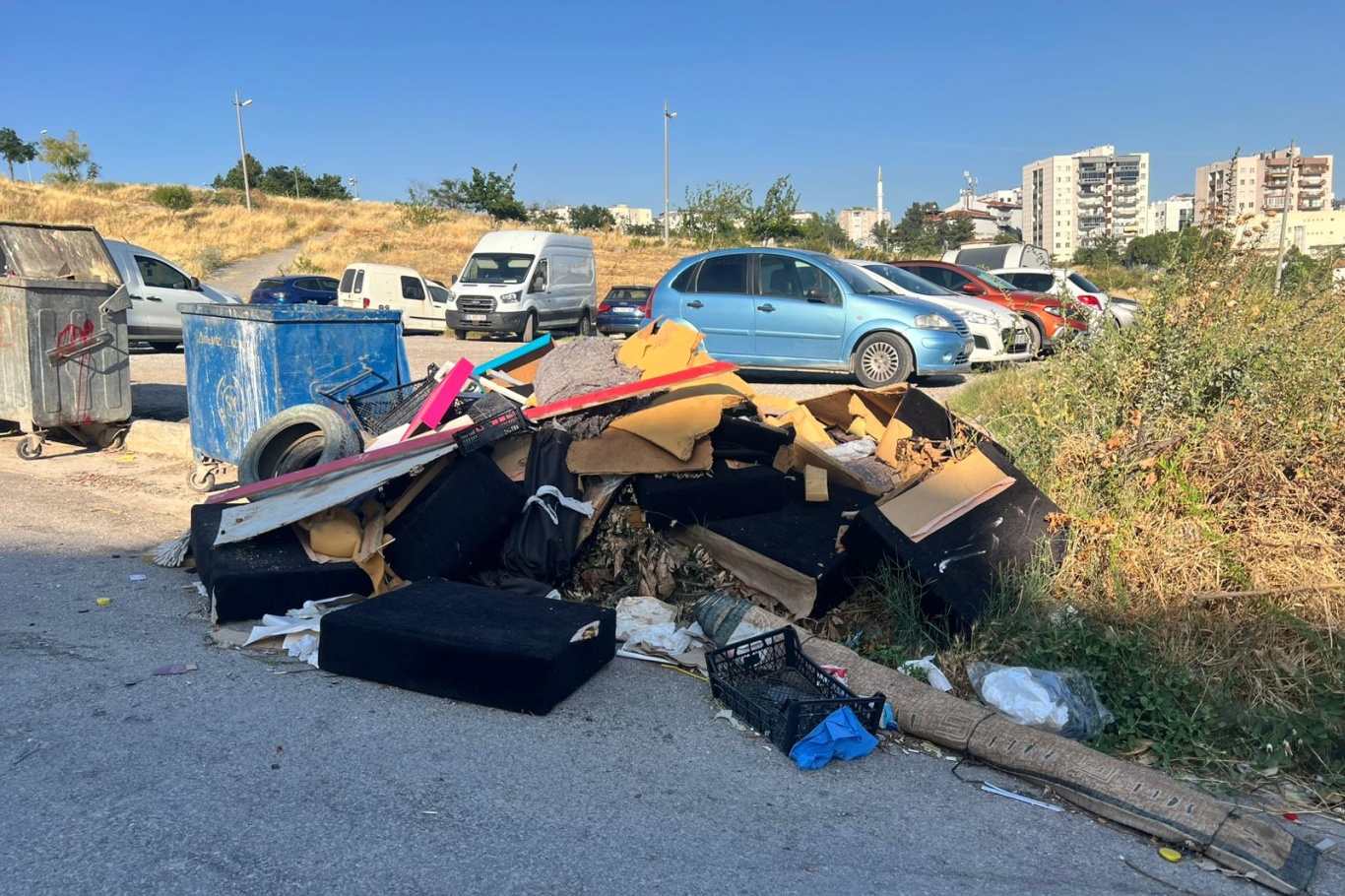 Buca’da çöp ve moloz yığını tepki çekti