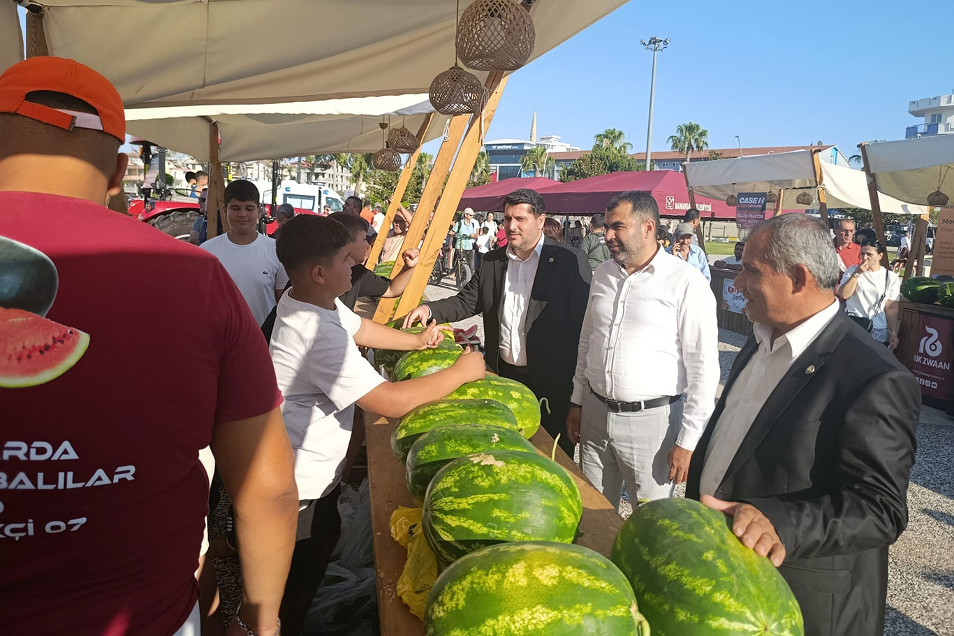 HÜDA PAR Antalya Teşkilatı Karpuz Şenliği'nde üreticilerle bir araya geldi
