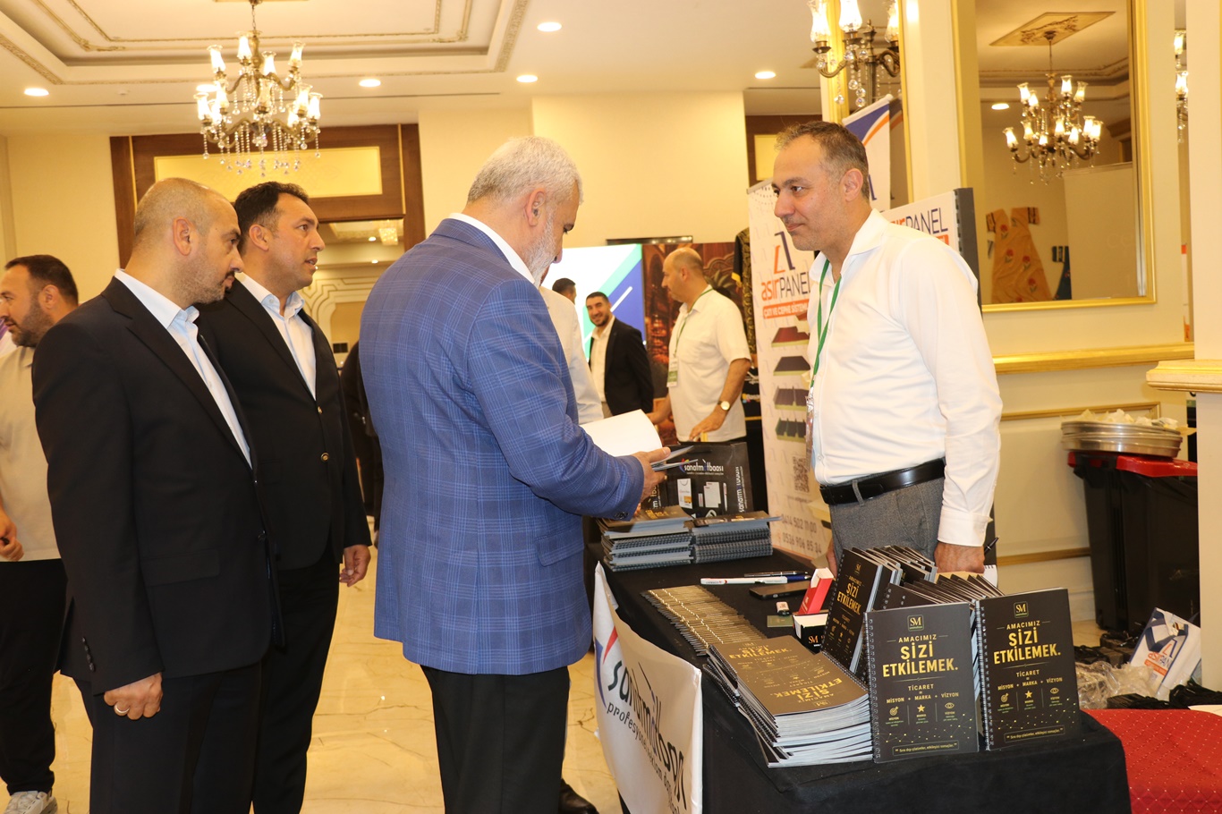 HAKSİAD Genel Başkanı Turgut, sektör temsilcilerinin tanıtım stantlarını ziyaret etti