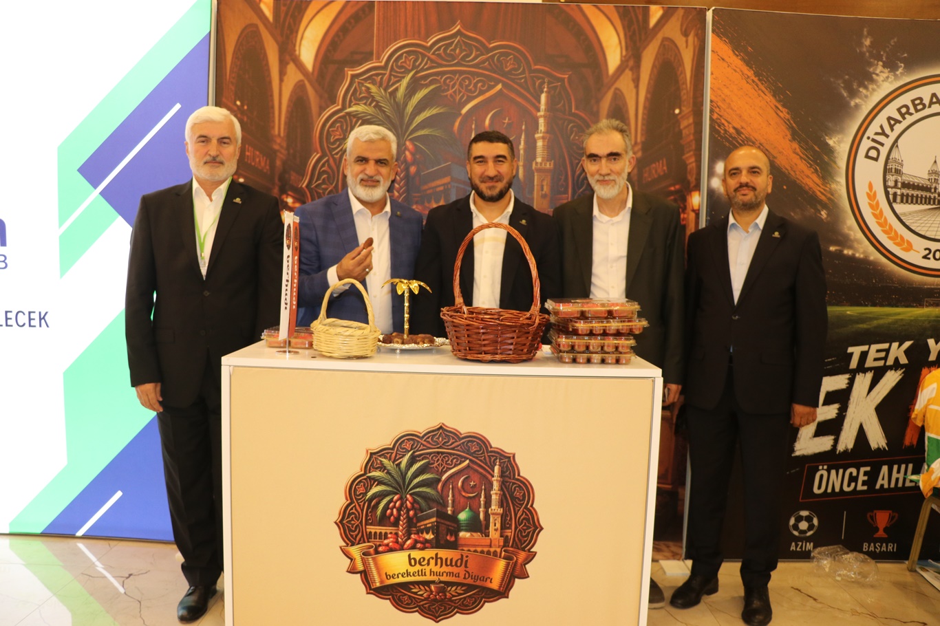 HAKSİAD Genel Başkanı Turgut, sektör temsilcilerinin tanıtım stantlarını ziyaret etti