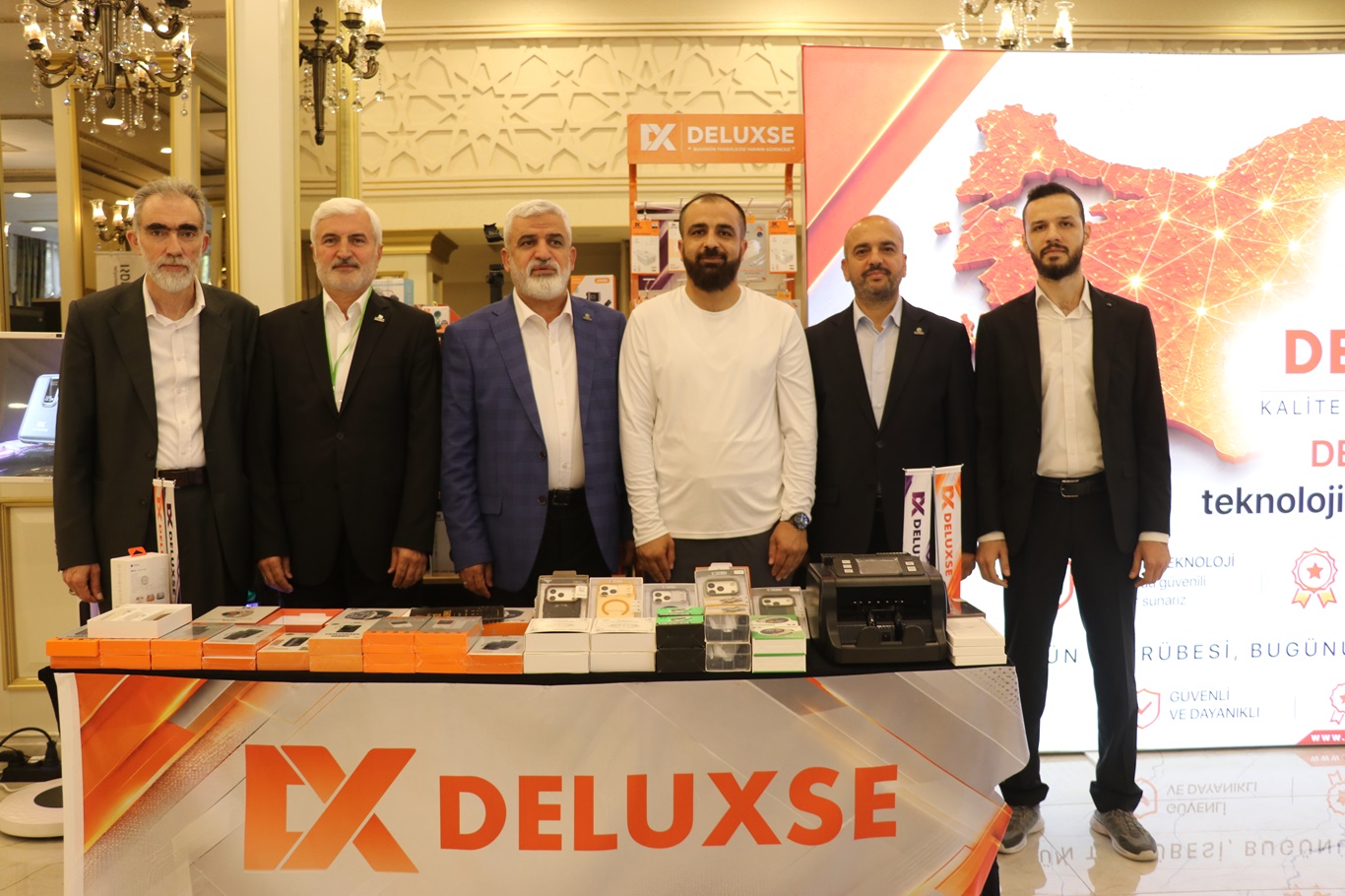 HAKSİAD Genel Başkanı Turgut, sektör temsilcilerinin tanıtım stantlarını ziyaret etti