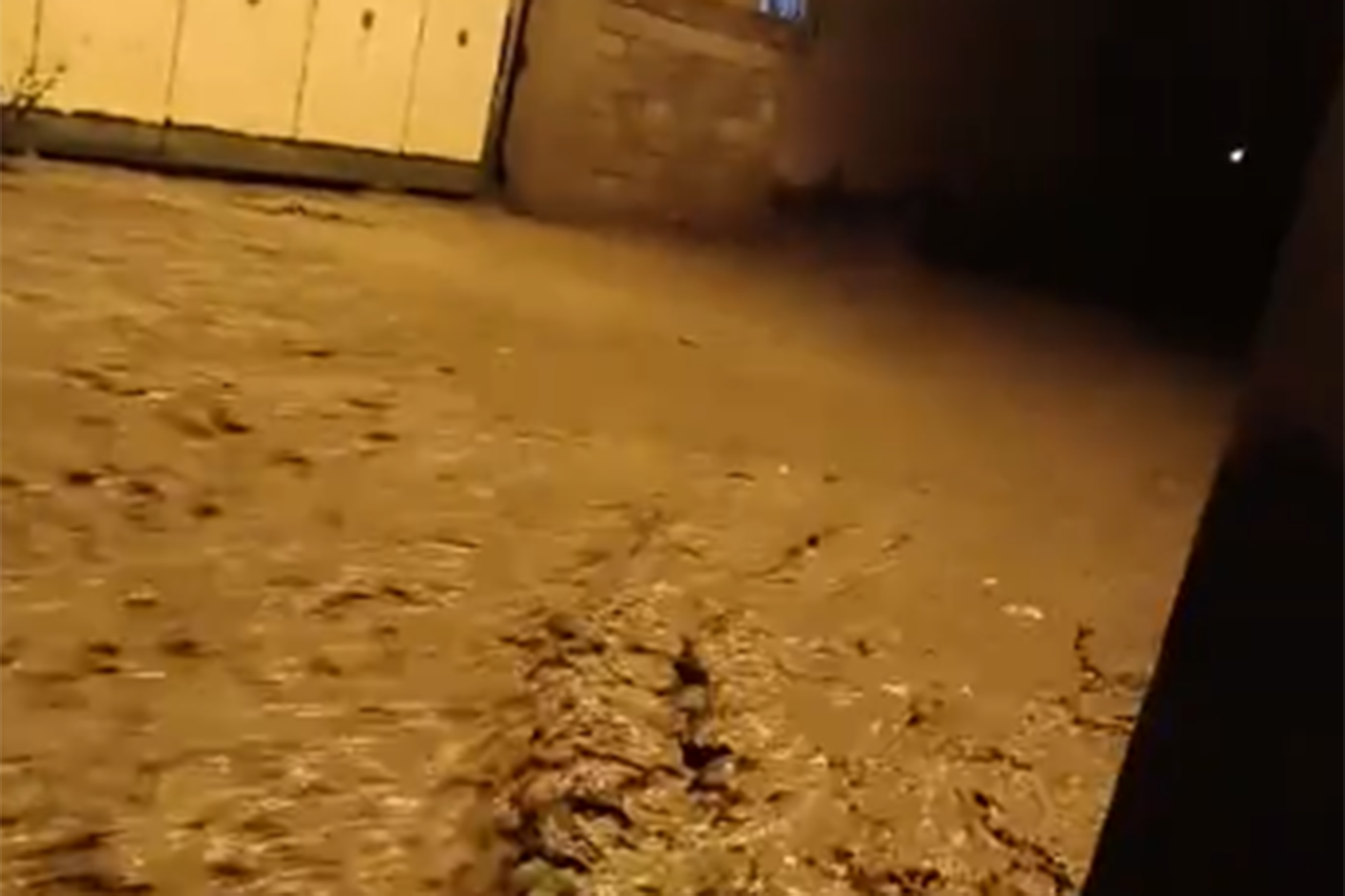 Ağrı’da sağanak ve dolu sele yol açtı