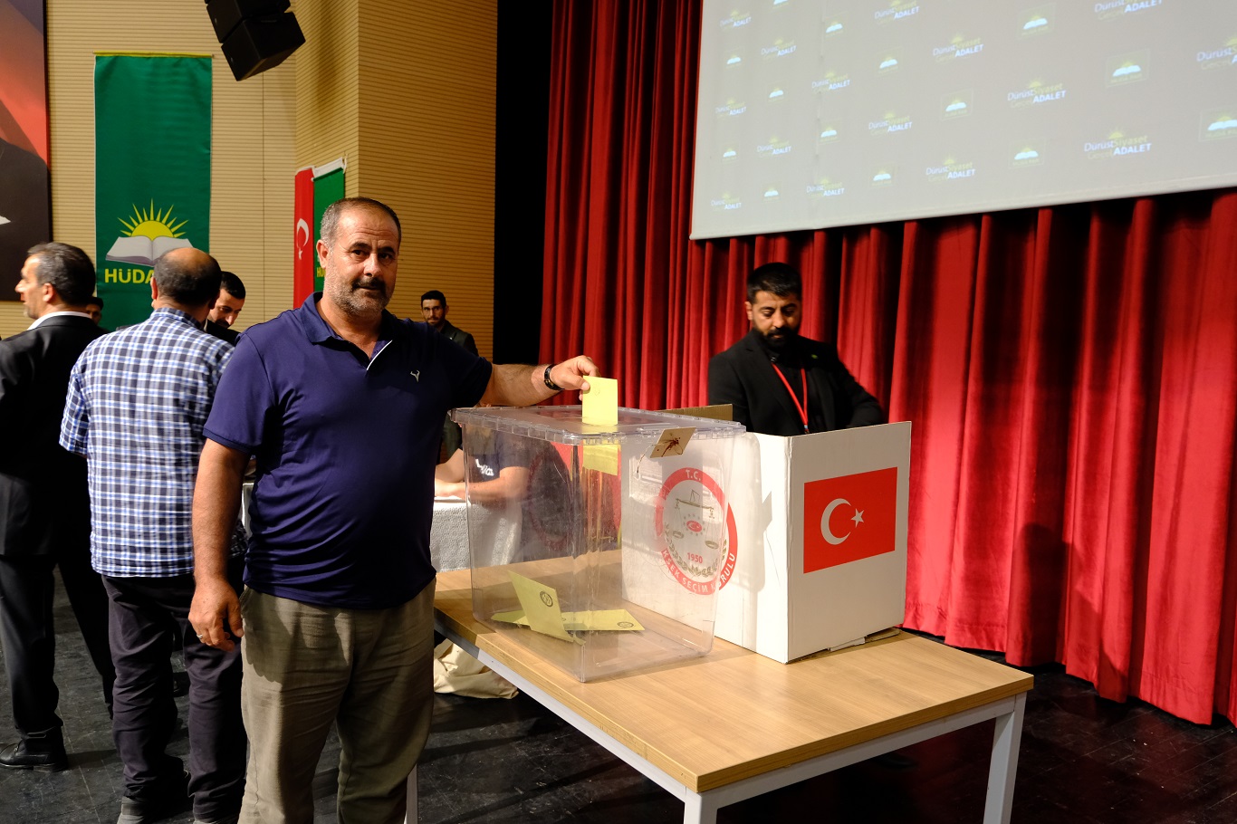 HÜDA PAR Erciş İlçe Kongresi'nde Kazım Bilici güven tazeledi