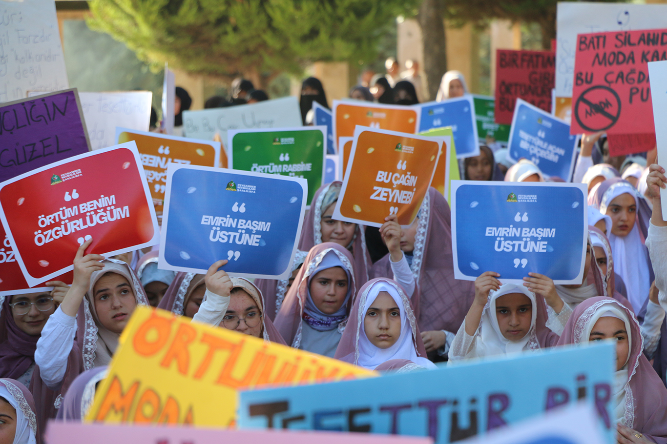 Şanlıurfa'da "Niyet Ettim Örtünmeye Emrin Başım Üstüne" program düzenlendi