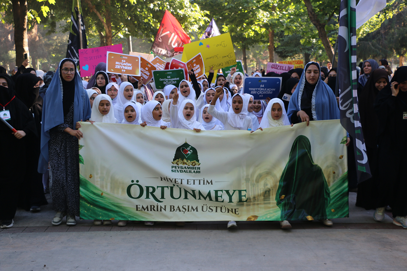 Şanlıurfa'da "Niyet Ettim Örtünmeye Emrin Başım Üstüne" program düzenlendi