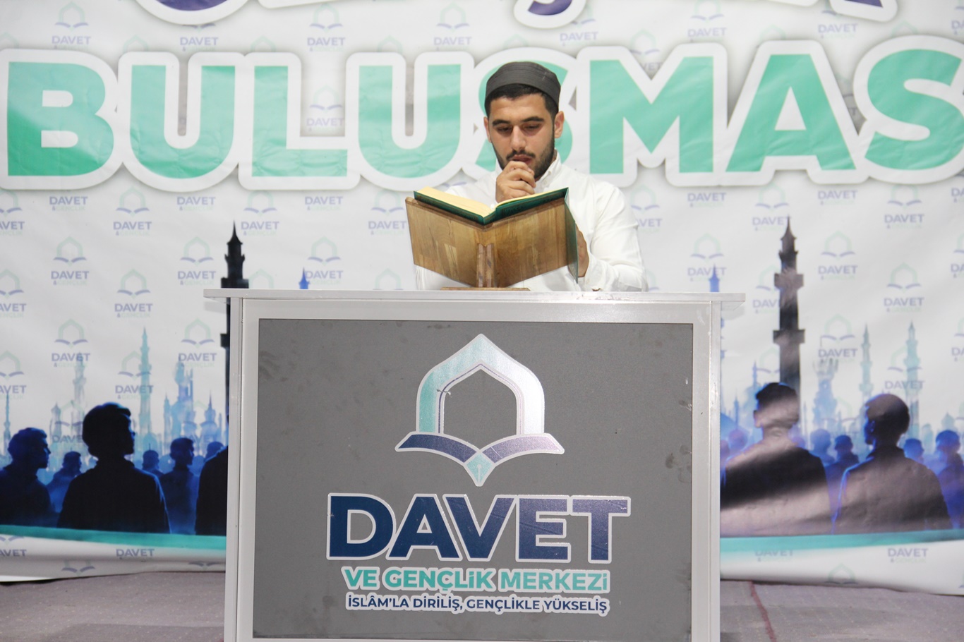 "İslam'la Diriliş, Gençlikle Yükseliş" temalı Gençlik Buluşması Batman'da coşkuyla gerçekleştirildi